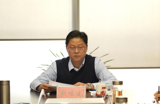 1230新聞稿-駐馬店市產(chǎn)業(yè)投資集團有限公司召開學習貫徹落實黨的十九屆六中全會精神專題宣講報告會(2)412.png